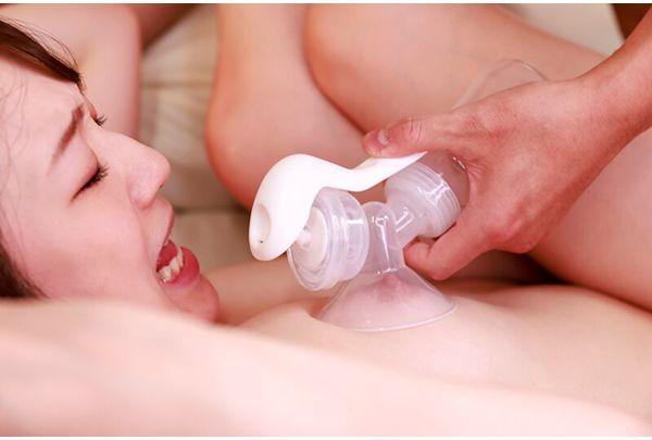 AKDLD-316 I Got Turned On By The Breasts Of A Senior Mom Who Was Teaching My Pregnant Wife How To Milk Her Breasts. Screenshot 10