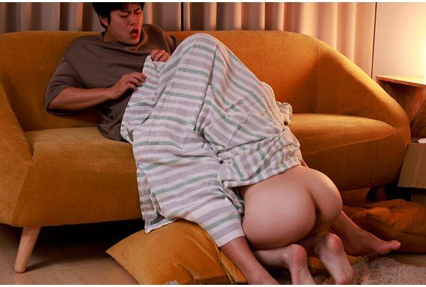 AKDLD-323 What? Seriously?! What A Lucky Turn Of Events! I Was Sleeping At Night When My Friend's Girlfriend Started Sucking My Dick In Bed. Screenshot 3