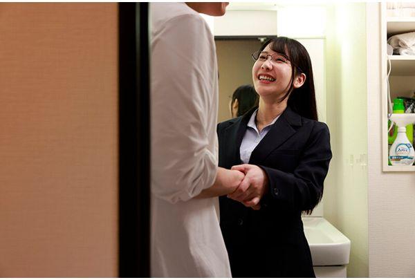 AKDLD-346 Our Cheerful Female Co-worker Is Our Masturbation Pet. We All Enjoy Having Fun Together! Joined In 2025. Employee Number HN-001E-1986 Screenshot 2