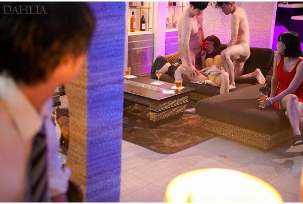 DLDSS-464 I Encountered A Frustrated, Plain Office Lady In Her 30s At A Happening Bar! I Ended Up Inserting Myself Into Her And We Ended Up Having Sex At Work Too... Suzume Mino Screenshot 1