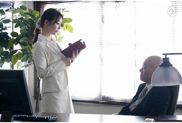 DLDSS-518 A Married Secretary's Secret Cunnilingus Affair Under The Desk— Naho Ozawa Screenshot 1