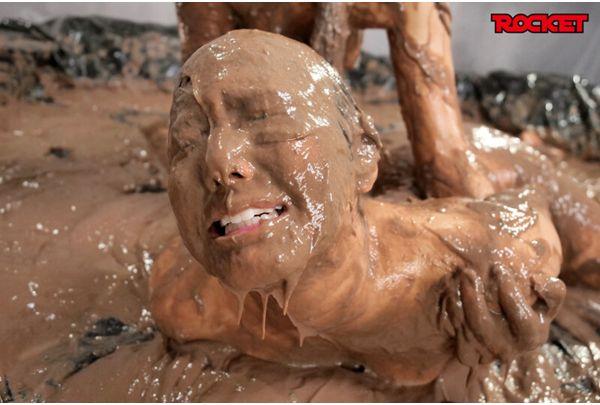 RCTD-465 Wet & Messy (WAM) Mud Lesbian Wrestling Screenshot