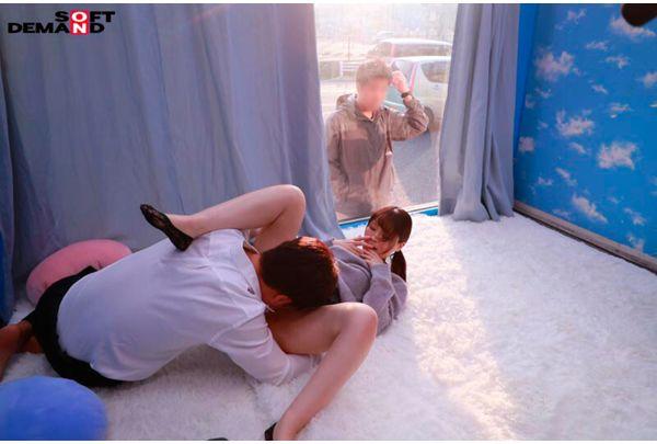 SDMM-231 The Magic Mirror Van Invites Couples Together, And They Try The Popular Quick Massage For The First Time! With Her Beloved Husband Only 30cm Away Through The Mirror, The More She Tries To Hold Back Her Moans, The More Aroused She Becomes... A Real Housewife Can't Hold Back And Has An Affair Under Her Skirt. Screenshot 2