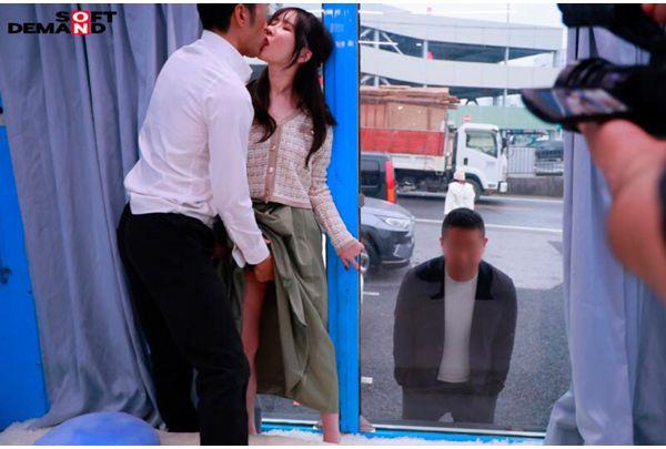 SDMM-231 The Magic Mirror Van Invites Couples Together, And They Try The Popular Quick Massage For The First Time! With Her Beloved Husband Only 30cm Away Through The Mirror, The More She Tries To Hold Back Her Moans, The More Aroused She Becomes... A Real Housewife Can't Hold Back And Has An Affair Under Her Skirt. Screenshot 8