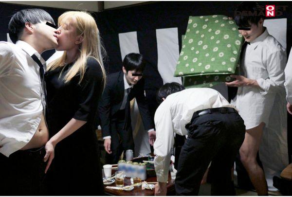 SDMUA-054 A Bimbo Is A Bimbo Even When She Becomes A Mom A Blonde Girl In Mourning Dress Gets Drunk By Her Classmates Reunited After 5 Years At A Memorial Service Erika Inami Screenshot