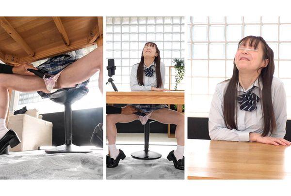 SGKI-060 While Holding In Her Pee, She Video Calls Her Boyfriend, Telling Him, "Don't Let Him Find Out!" Can She Still Keep The Call Without Him Finding Out Even If She Orgasms Off-screen?! Screenshot 9