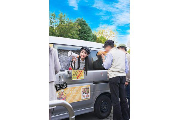 SGKI-081 Popular AV Actresses Take On The Challenge! Sell Hot Dogs While Squirting Inside A Sleazy Food Stall! Yuika Onosaka, Tsubomi Mochizuki Screenshot 1