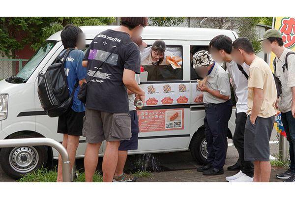 SGKI-081 Popular AV Actresses Take On The Challenge! Sell Hot Dogs While Squirting Inside A Sleazy Food Stall! Yuika Onosaka, Tsubomi Mochizuki Screenshot 9