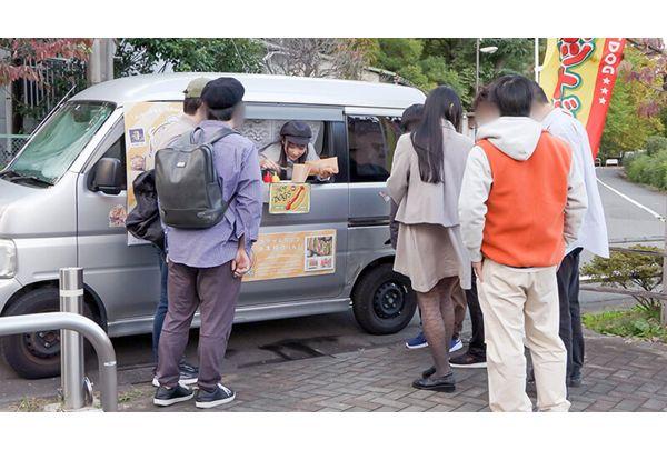 SGKI-081 Popular AV Actresses Take On The Challenge! Sell Hot Dogs While Squirting Inside A Sleazy Food Stall! Yuika Onosaka, Tsubomi Mochizuki Screenshot 14