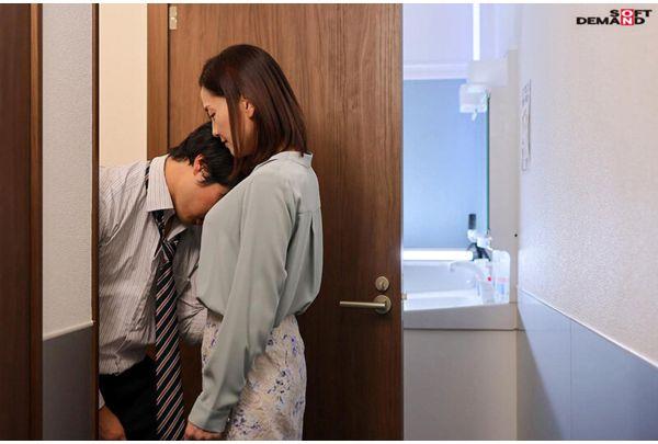SUWK-012 An Unparalleled PTA Mom (43) Mariko Koto Relieves Her Frustrations By Having A One-hour Karaoke Secret Affair Once A Week With Her Eldest Son's Young Homeroom Teacher. Screenshot
