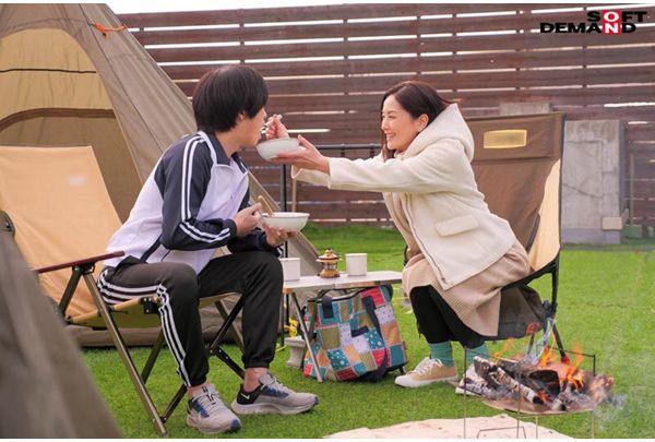 SUWK-018 Mariko Furuto, An Unfaithful Mother Who Tells Her Husband She's Going On A Solo Camping Trip And Has An Affair In A Tent With The Younger Coach At Her Son's Swimming School. Screenshot