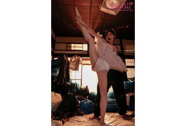 CAWB-044 The Tragic Fate Of A Ballerina In A School Uniform, Impregnated After A Middle-aged Man With A Foul Odor Ravaged Her Body In His Neighbor's Garbage-filled Apartment, Relentlessly Ejaculating 55 Times Inside Her Without Pulling Out... Screenshot 3