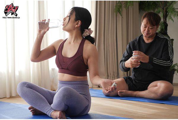 DASS-961 Drugged With An Aphrodisiac, She Sweats Uncontrollably And Becomes Aroused! She Naturally Spreads Her Legs Wide And Wets Herself Profusely! A Trembling, Convulsive, Sensitive Hot Yoga Class Featuring Momoko Isshiki. Screenshot 1