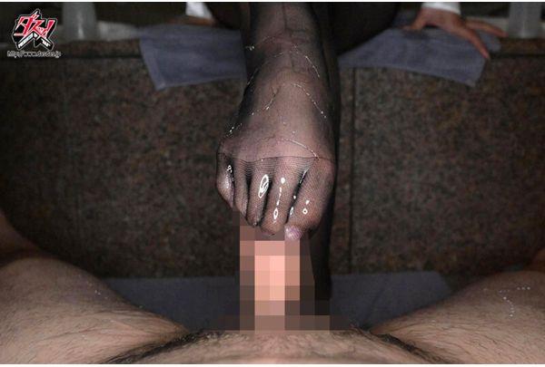 DASS-986 Enjoy The Allure Of Legs That Will Ruin Any Man. The Sacred Feet In Sweaty Pantyhose Sandwich Your Penis, Squeezing And Rubbing It Until You Cum. A Sweet, Supreme Foot Fetish Suite. Himesaki Hana Screenshot 10