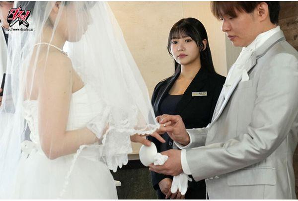 DSOD-025 [The Most Special Day Of Your Life—your Wedding—] Behind The Bride's Back, He Repeatedly Has Raw, Hardcore Sex With Her! The Perverted Wedding Planner, Himesaki Hana, Shakes Her Hips Wildly, Her Saliva Swirling Around. Screenshot 1
