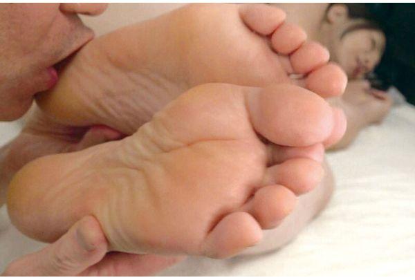 EMBZ-326 #The Fragrant Steamy Soles Of A Ripe Amateur Wife Mikoshiba Mika Screenshot 19