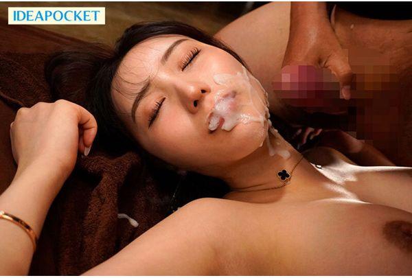 IPZZ-838 Stunning Beauty And A Middle-aged Man Engage In A Lewd, Intense French Kiss, Their Tongues And Saliva Intertwining, While Thick Semen Is Continuously Ejaculated Onto Her National Treasure-level Beautiful Face. - Mai Fujisaki Screenshot 8