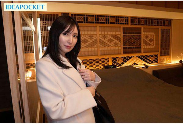 IPZZ-940 Recently, Ms. Nakamura, A Married Woman At My Part-time Job, Seemed Down, So I Invited Her On A Drive To Cheer Her Up. She Confided In Me About Her Sexless Marriage And Her Husband's Infidelity, And After I Made Love To Her All Night Long At A Hotel, She Rediscovered The Joy Of Being A Woman And Became A Woman Who Couldn't Live Without Me. Screenshot 5