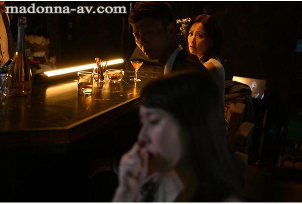 JUR-515 Swinger’s Bar Housewife NTR. My Wife, Used To Say “I'm Doing It For You…”, But Before She Knew It She Became Addicted To The Men Swarming Around Her - Kotou Mariko, Nogami Shiori Screenshot 1