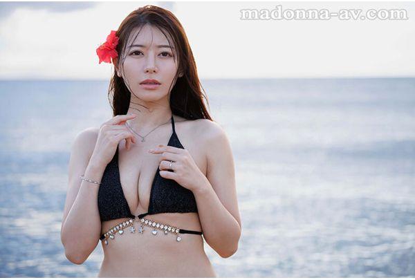 JUR-720 Iyo Shinohara's Long-awaited Private Affair Documentary!! A Twilight Affair On A Remote Island, Immersed In Pleasure. A 2-day, 1-night Trip Where Iyo Shinohara Unleashes Her Desires With Unprotected Sex And Ejaculation Inside. Screenshot 1