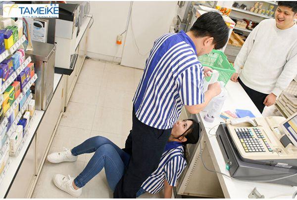 MFYD-185 "Kissing Isn't Adultery, Right?" A Young Part-time Worker And A Married Woman Are Seen Kissing Repeatedly At A Convenience Store Late At Night. - Rei Saegusa Screenshot 10