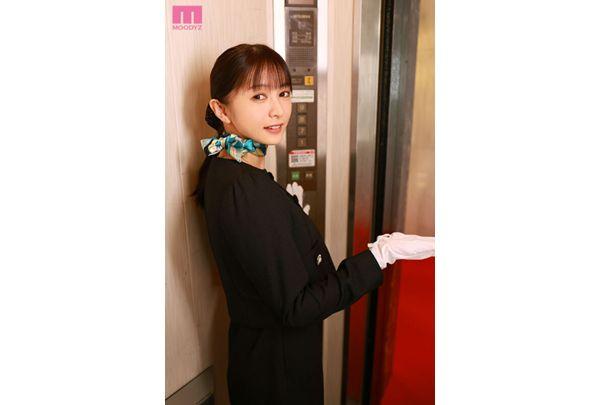 MIKR-046 Newcomer: Do You Like Beautiful Ladies? FIRST CLASS Elevator Girl Exclusive Yukimura Izumi AV Debut! Screenshot 2