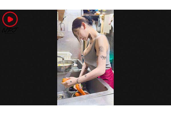 NPJS-270 A Day In The Life Of A Busty, Tattooed Manager Running A Grimy, Trendy Diner, Swallowing Sperm. Screenshot 5