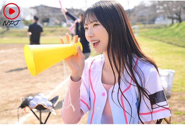 NPJS-272 This Gap Is The Most Erotic Thing: A Lively Mom Cheering On Her Child's Baseball Game. Screenshot 1