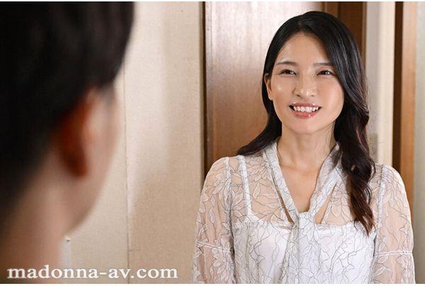 ROE-454 "Marry Me When You Grow Up," The Boy Who Said This To Me Showed Up As My Daughter's Fiance... The Night He Announced Their Marriage, I Found Myself Engrossed In His Grown-up Body. Aoi Yoshise Screenshot 1