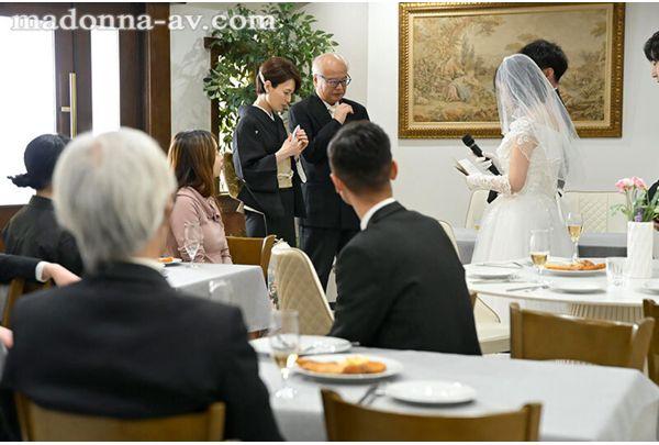 ROE-486 While Watching Her Daughter's Happiness Unfold... A Mother Is Raped By Her Son-in-law At The Wedding Reception. Screenshot 1