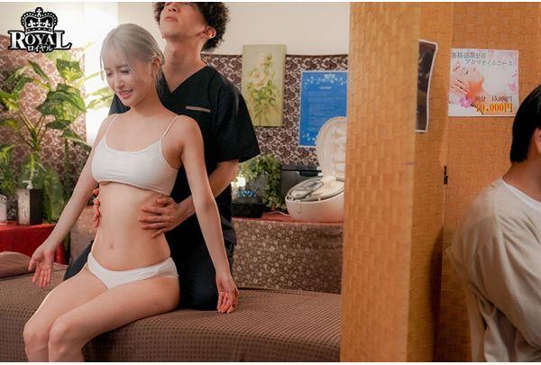 ROYD-309 What?! This Is Practical Training? I'm The Only Guy Who Enrolled In This Esthetics School! The Practical Training Involves Touching The Bodies Of Girls Who Are Only Wearing Towels! My Crotch Is Being Touched So Much That I'm Fully Erect! Screenshot 17