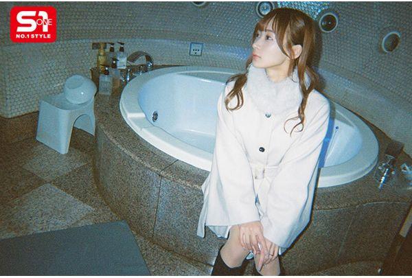 SONE-805 Alice (23 Years Old), A Young Wife With Money, Time And Sexual Desire, Has An Affair At 4 Love Hotels. Hana Alice Screenshot 3
