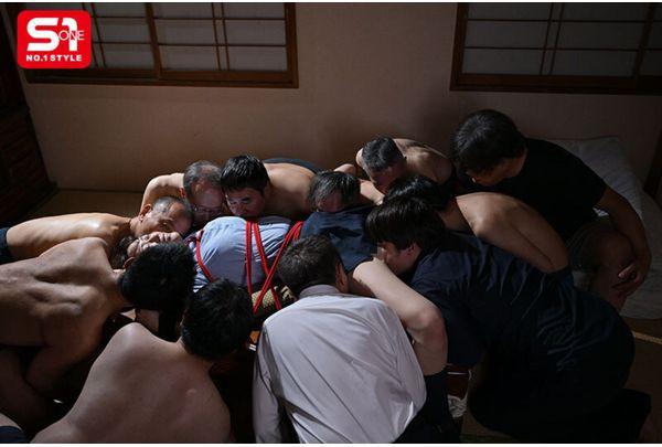 SONE-833 A Tall, Poor Schoolgirl Is Surrounded By Small Old Men And Devours Them, Selling Her Body. Screenshot 17