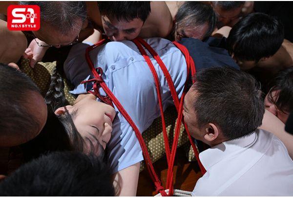 SONE-833 A Tall, Poor Schoolgirl Is Surrounded By Small Old Men And Devours Them, Selling Her Body. Screenshot 18
