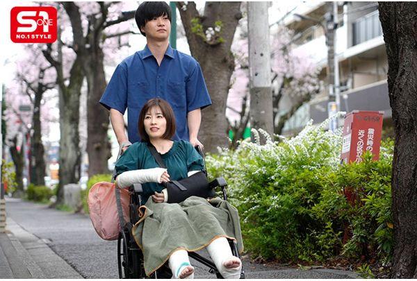 SONE-881 A Story About A Married Woman With Injured Arms And Legs Who Is Cared For By Her Husband's Younger Brother With Ulterior Motives - Saki Okuda Screenshot 6