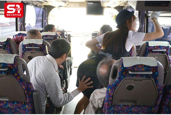 SONE-882 A Beautiful Bus Guide Is Forced To Take Responsibility For Her Body. A Huge Orgy With Energetic Middle-aged Passengers That Never Ends, No Matter How Many Times You Cum. 18 Ejaculations On The Bus Tour. Miru Screenshot 6