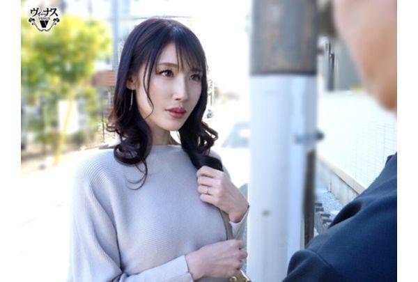 VEC-787 Bringing A Beautiful Married Woman Who Works At My Part-time Job Home For Unprotected Sex - Honami Hazuki Screenshot 6