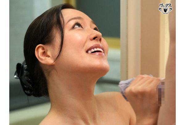 VENX-364 "Do You Get Turned On By My Underwear?" Auntie Hikari Misaki Milks Every Last Drop Of Her Nephew's Sperm With Her Freshly Removed Panties Screenshot 7