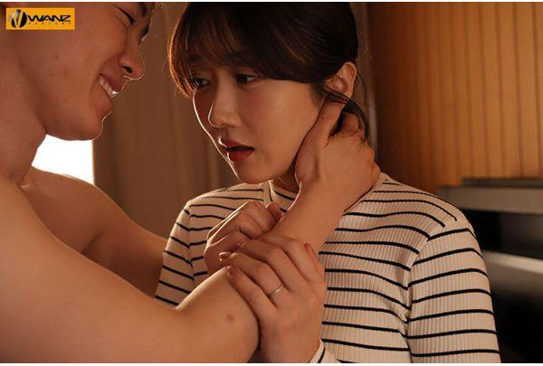 WAAA-644 With Her Husband Right Beside Her, This Lustful, Juicy Apartment Wife Seduces A Young Man And Fucks Him In The Cowgirl Position, Getting Her Revenge With 23 Fucks - Hibiki Otsuki Screenshot 7